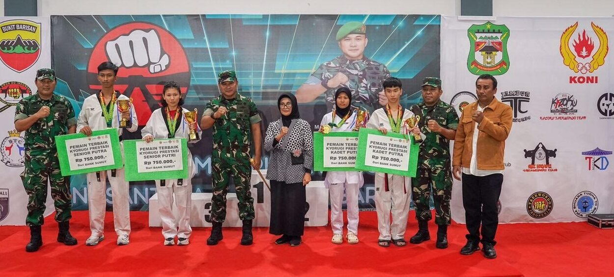 Pangdam I/BB Mayjen TNI Rio Firdianto, Danrem Pangdam I/BB , Danrem 022/PT Kolonel Inf Tagor Rio Pasaribu S. E, Wali Kota Pematangsiantar foto bersama usai memberikan medali, piala dan piagam pemain terbaik Kyorugi Prestasi kepada para juara.