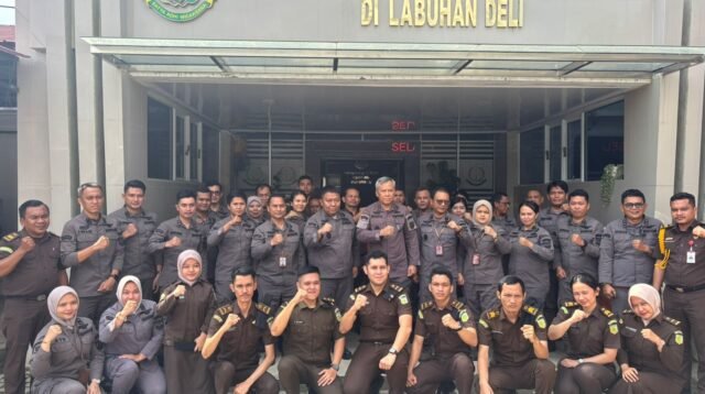 Usai melakukan sidak Kajatisu berpoto bersama kacabjari Deli Serdang di Labuhan deli serta seluruh pegawai.