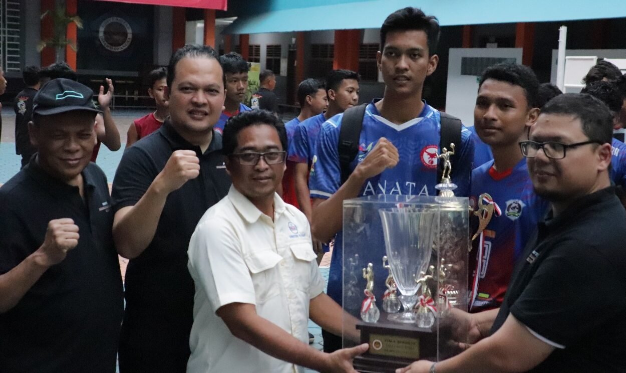 Rektor Universitas Dharmawangsa Medan, Prof Dr H Zamakhasyari (paling kanan) dan Perwakilan PBVSI Sumut Menyerahkan Piala Bergilir kepada SMK Nusantara A sebagai Juara I.