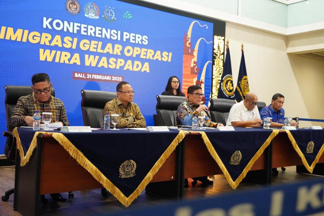 Plt Direktur Jenderal Imigrasi, Saffar Muhammad Godam (baju batik pegang mic-red), saat sampaikan Konferensi pers Imigrasi Gelar Operasi Wira Waspada.