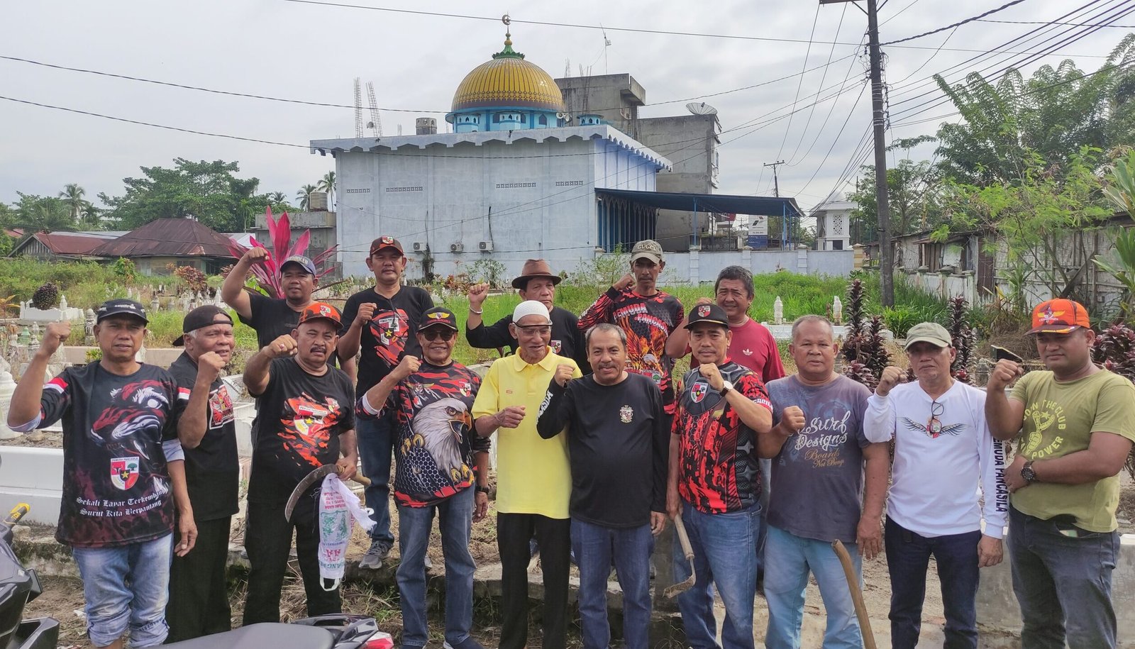 Ketua MPC Pemuda Pancasila kota Tanjung HM Kosasih bersama pengurus, usai membersihkan Perkuburan Muslim ASIT