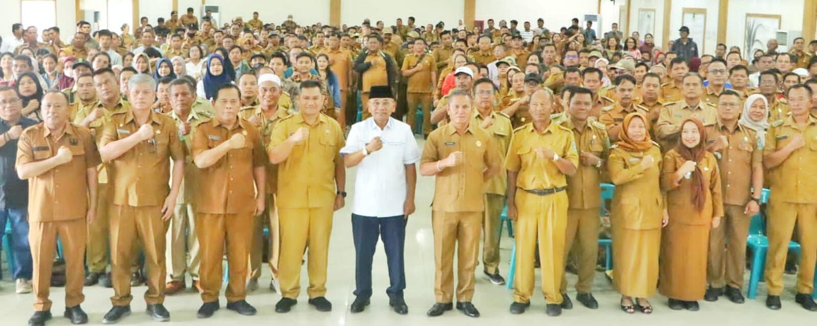 Bupati Simalungun foto bersama usai buka kegiatan Fasilitasi Penyusunan Perencanaan Pembangunan Nagori.