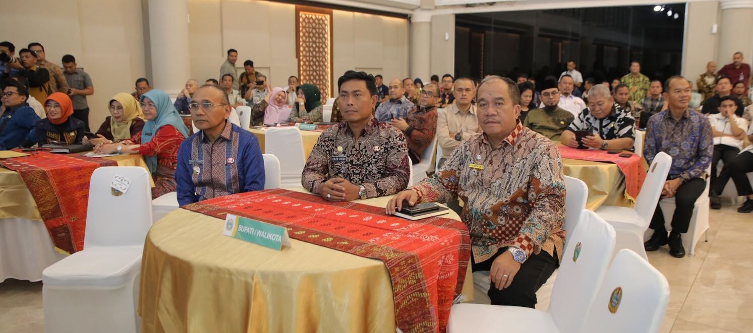 Bupati Asahan Taufik Zainal Abidin dengarkan paparan Gubsu di acara Konsultasi Publik Penyusunan Dokumen RPJMD 2025-RKPD 2026.