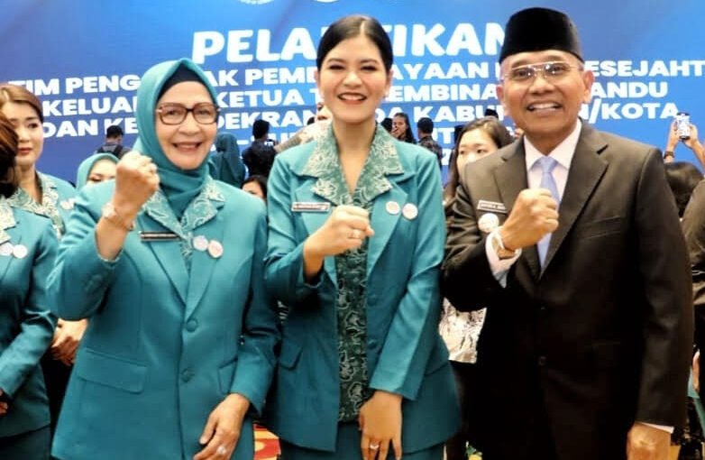 Ny. Darmawati Anton Achmad Saragih usai dilantik Sebagai Ketua TP PKK Kabupaten Simalungun Periode 2025-2030 foto bersama TP PKK Prov. Sumut Ny. Kahiyang Ayu Muhammad Bobby Afif Nasution.