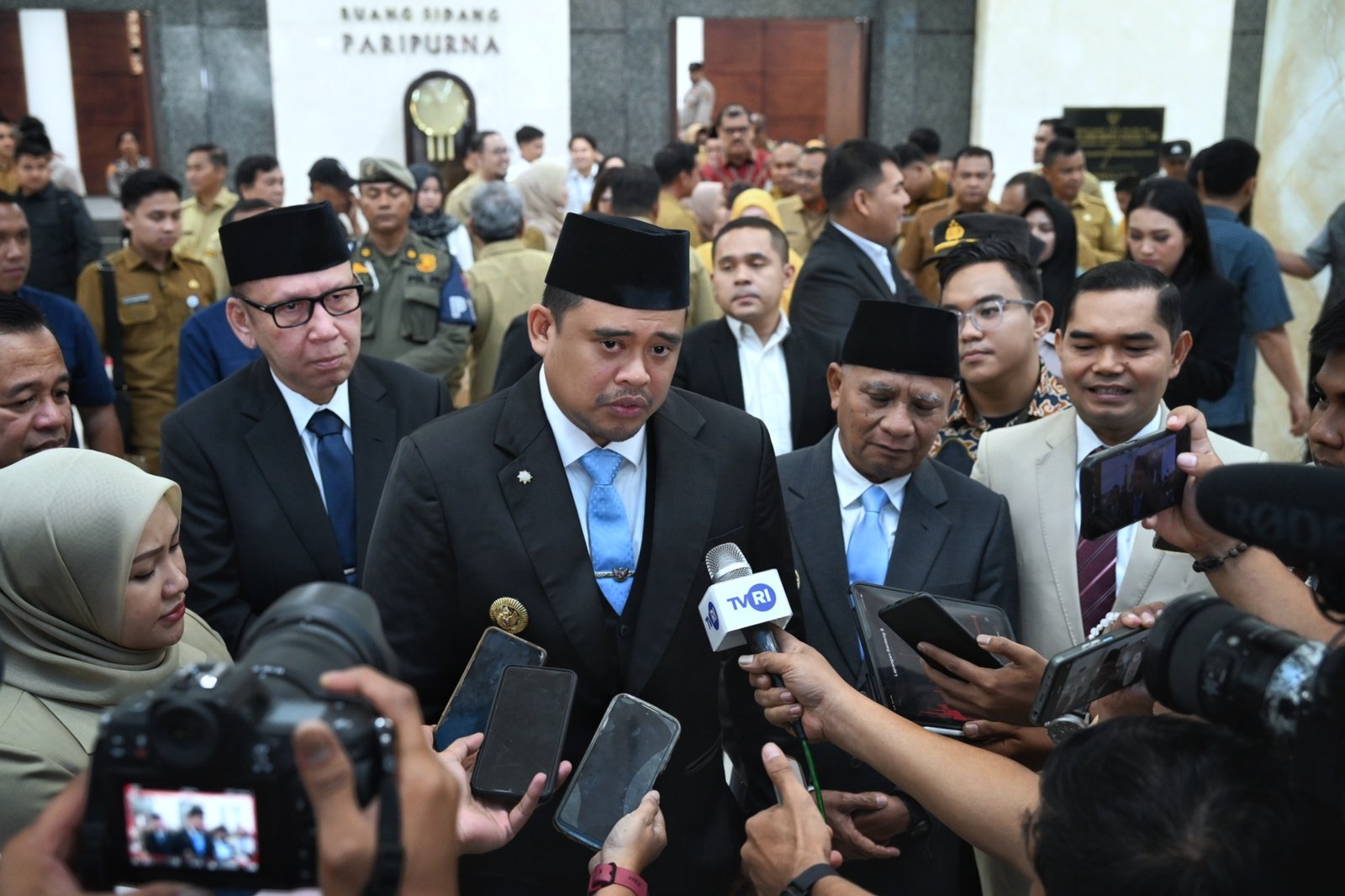 Gubernur Sumut, Bobby Nasution hadiri Sidang Paripurna DPRD Sumut dengan agenda Penyampaian Pidato Sambutan Gubernur Sumut di Ruang Rapat Paripurna DPRD Sumut, Jalan Imam Bonjol, Medan, Senin (3/3/2025). Turut hadir Wakil Gubernur Sumut Surya dan Pj. Sekdaprov Sumut Effendy Pohan.