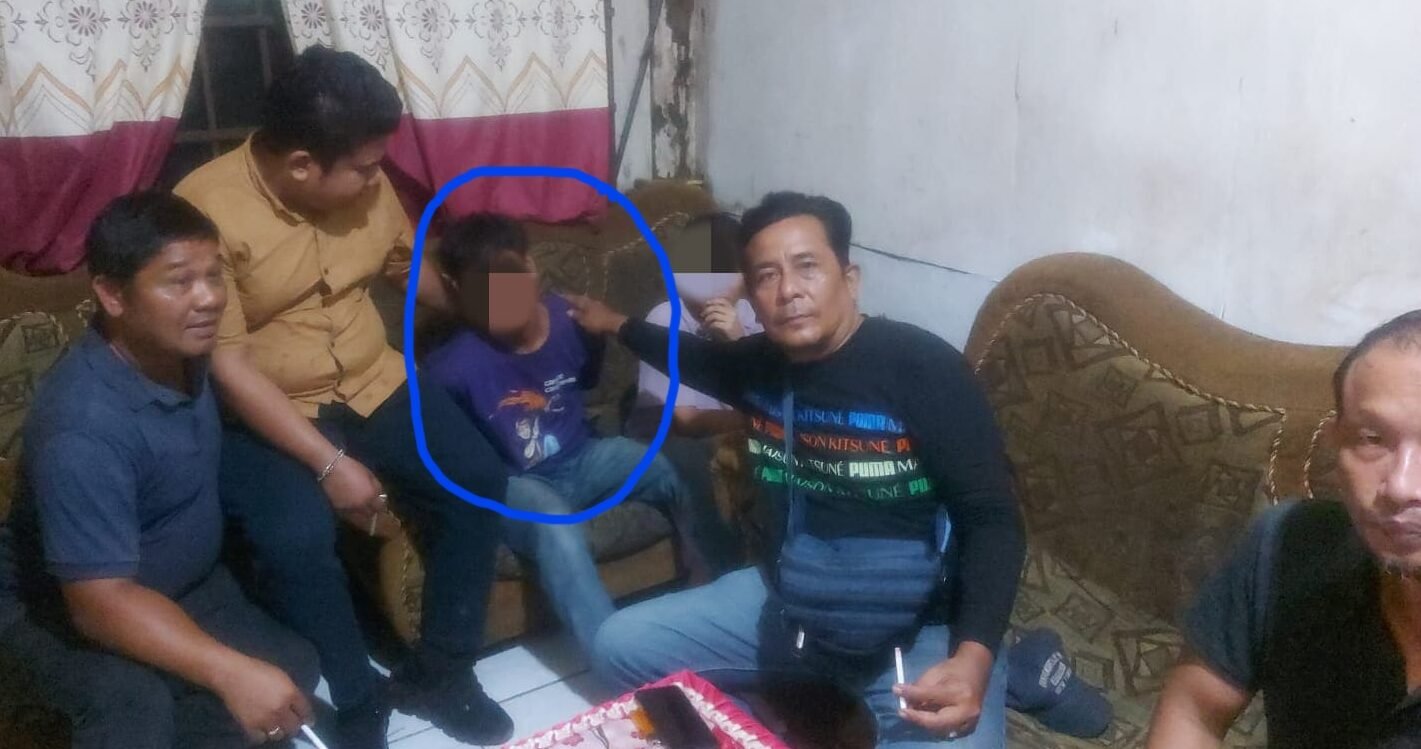 Pelaku saat diamankan petugas Polsek Medan Labuhan dan Sat Reskrim Polres Pelabuhan Belawan. 