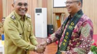 Bupati Simalungun saat memberikan cenderamata kepada kepala BPK RI Perwakilan Prov. Sumut.  