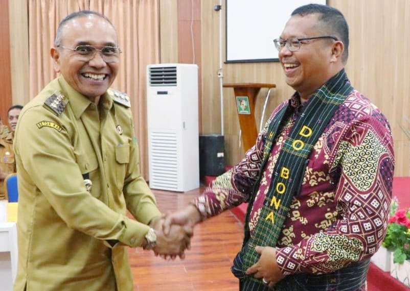 Bupati Simalungun saat memberikan cenderamata kepada kepala BPK RI Perwakilan Prov. Sumut.  