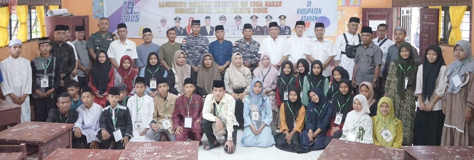 Pasminlog Lanal TBA Kapten Laut (P) Kurniawan goto bersama para guru dan para siswa siswi SMP peserta pesantren kilat.