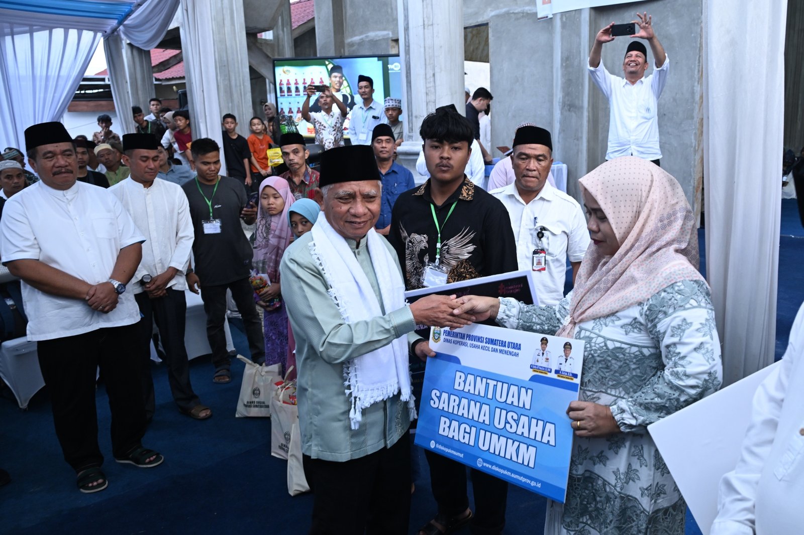 Wakil Gubernur Sumatera Utara (Sumut) Surya  didampingi para Organisasi Perangkat Daerah Pemprov Sumut disambut Bupati Asahan Taufik Zainal Abidin Siregar saat menggelar kegiatan Safari Ramadan Pemprov Sumut tahun 2025 di Masjid Al Ikhlas, Kelurahan Mutiara, Kecamatan Kisaran Timur, Kabupaten Asahan, Senin (17/3/2025)