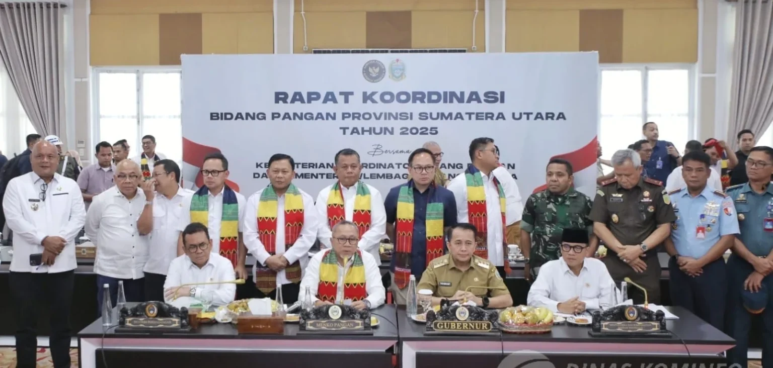 Para Kepala Daerah foto bersama Menteri Kordinator Bidang Pangan Indonesia Zulkifli Hasan.