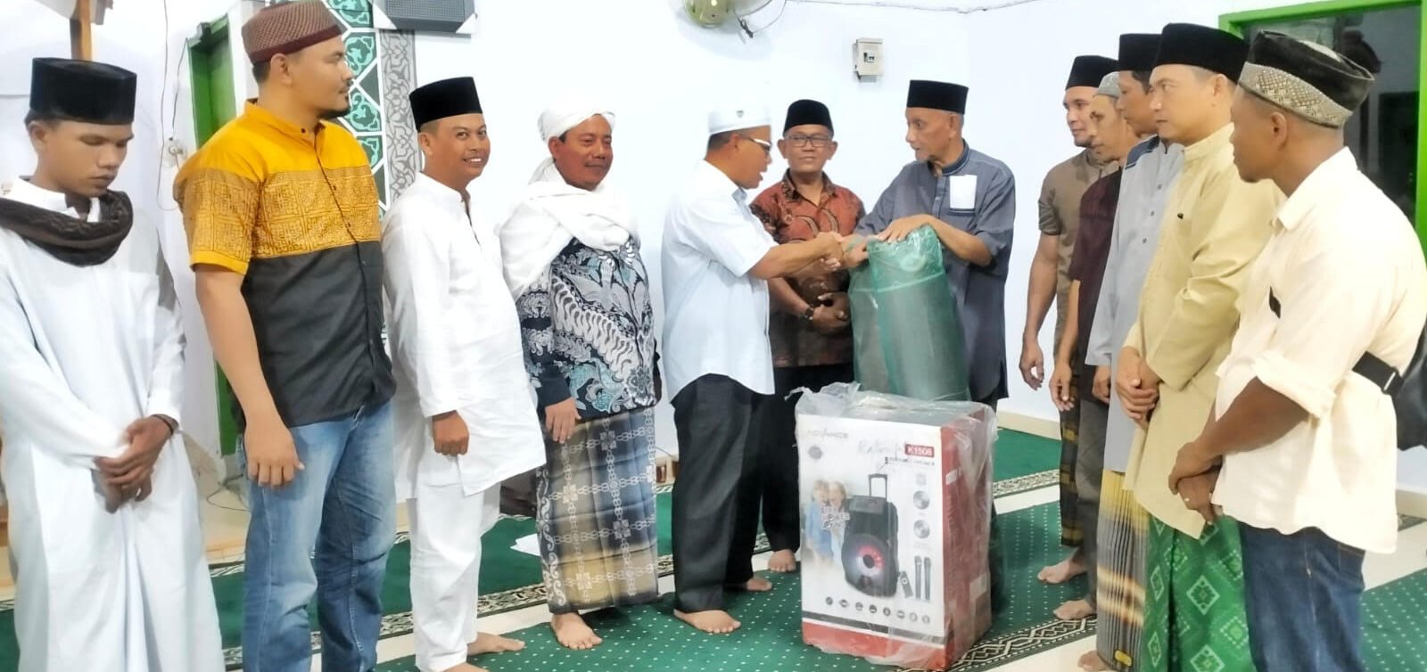 Tim Safari Ramadhan saat memberikan bingkisan berupa dua gulung sajadah dan loudspeaker portable.