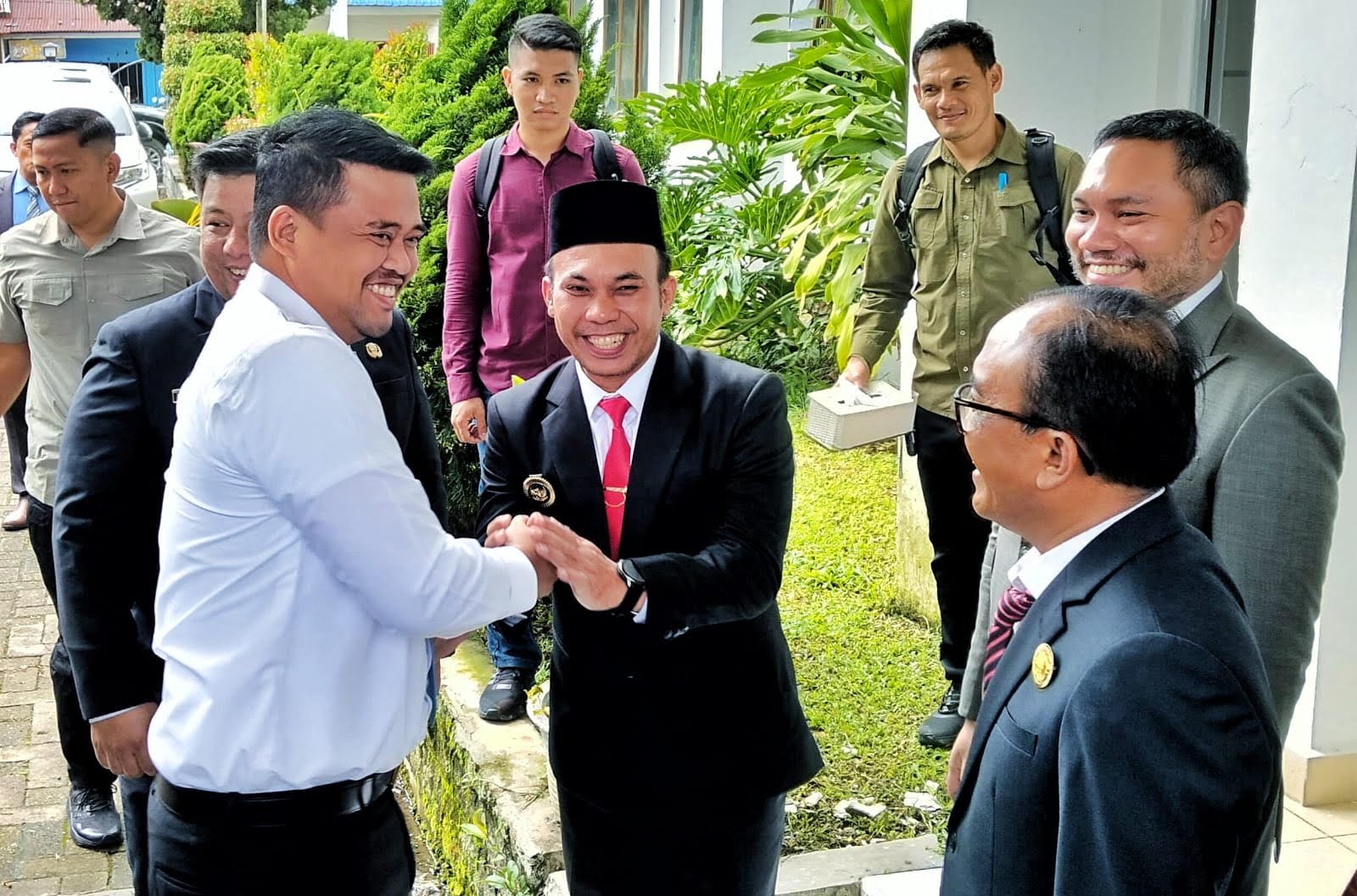 Bupati Simalungun diwakili Wakil Bupati, Benny Gusman Sinaga saat menghadiri perayaan Hari Jadi ke-21 Kabupaten Samosir