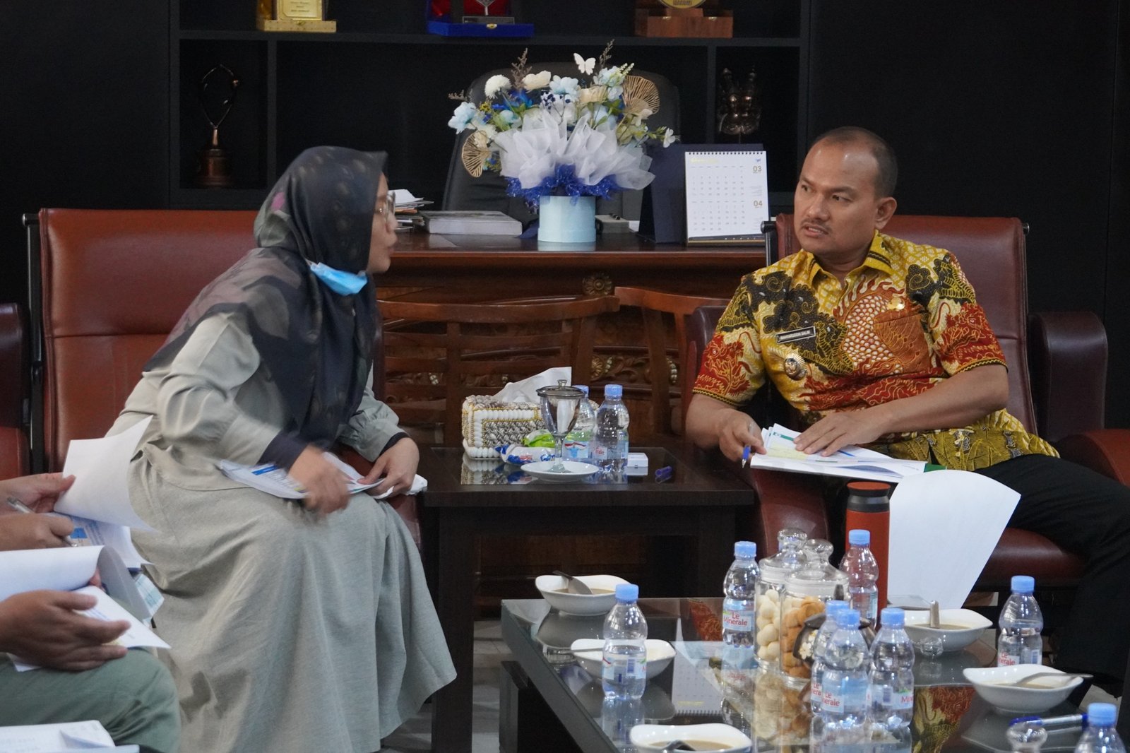 Wali kota Tanjung Balai Mahyaruddin Salim saat mendengarkan paparan Kepala BPJS Kesehatan Cabang Kisaran Sri Widyastuti