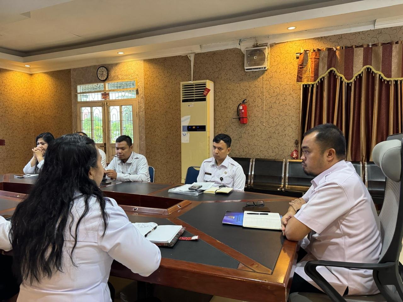 Kepala Kantor Imigrasi Kelas II TPI Pematangsiantar Benyamin Kali Patembal Harahap (paling kanan) saat pimpin rapat pertemuan dengan jajarannya.