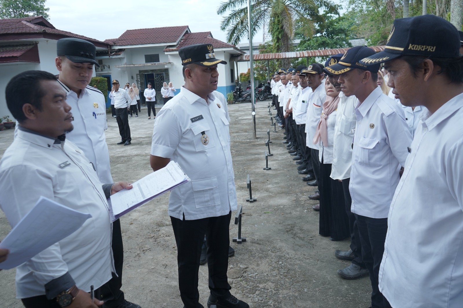 Wakil Bupati Asahan Rianto mengabsen peserta apel didampingi oleh Kepala BKPSDM Kabupaten Asahan dan Camat Kota Kisaran Barat.