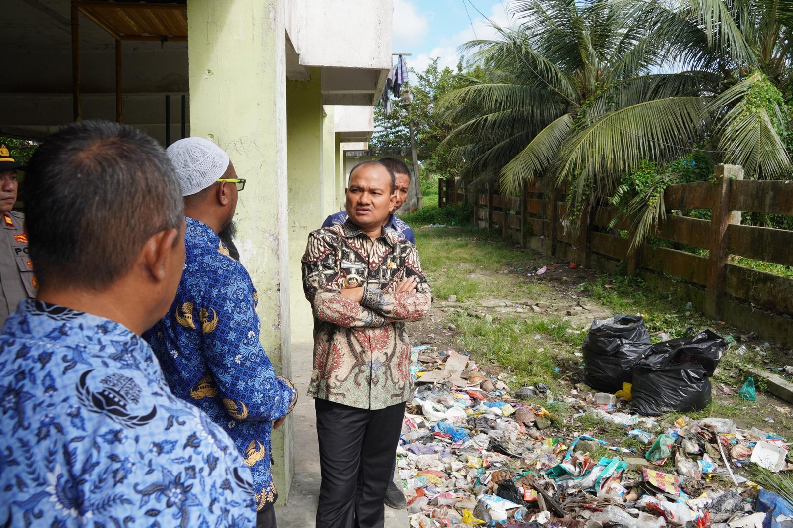 Wali Kota Tanjung Balai Mahyaruddin Salim pantau kegiatan Gotong royong di Rusunawa. 