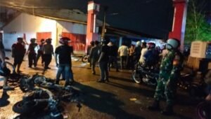 Situasi sekitar TKP dan dua unit sepeda motor milik Polisi yang dibakar orang tak dikenal. 