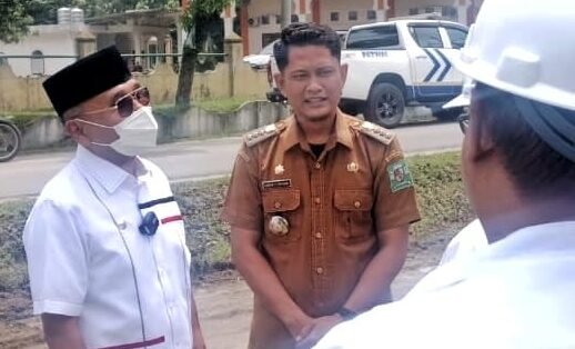 Bupati Simalungun didampingi Camat Akbar Putra Siregar saat meninjau jalan penghubung Dolok Ilir ke Laras Kecamatan Bandar Huluan.