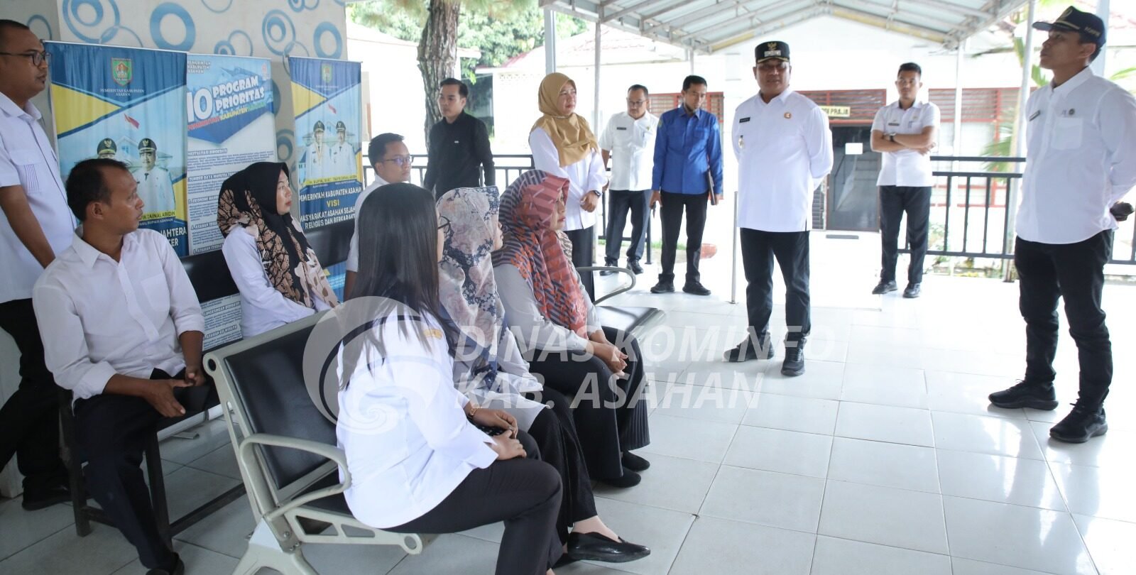 Wabup Asahan Rianto berikan arahan kepada ASN saat sidak di Puskesmas.