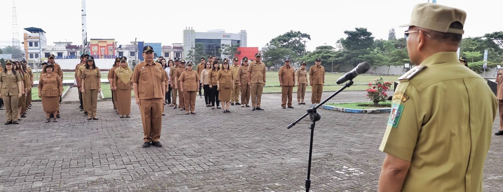Bupati Simalungun Anton Achmad Saragih saat pimpin apel pagi. 