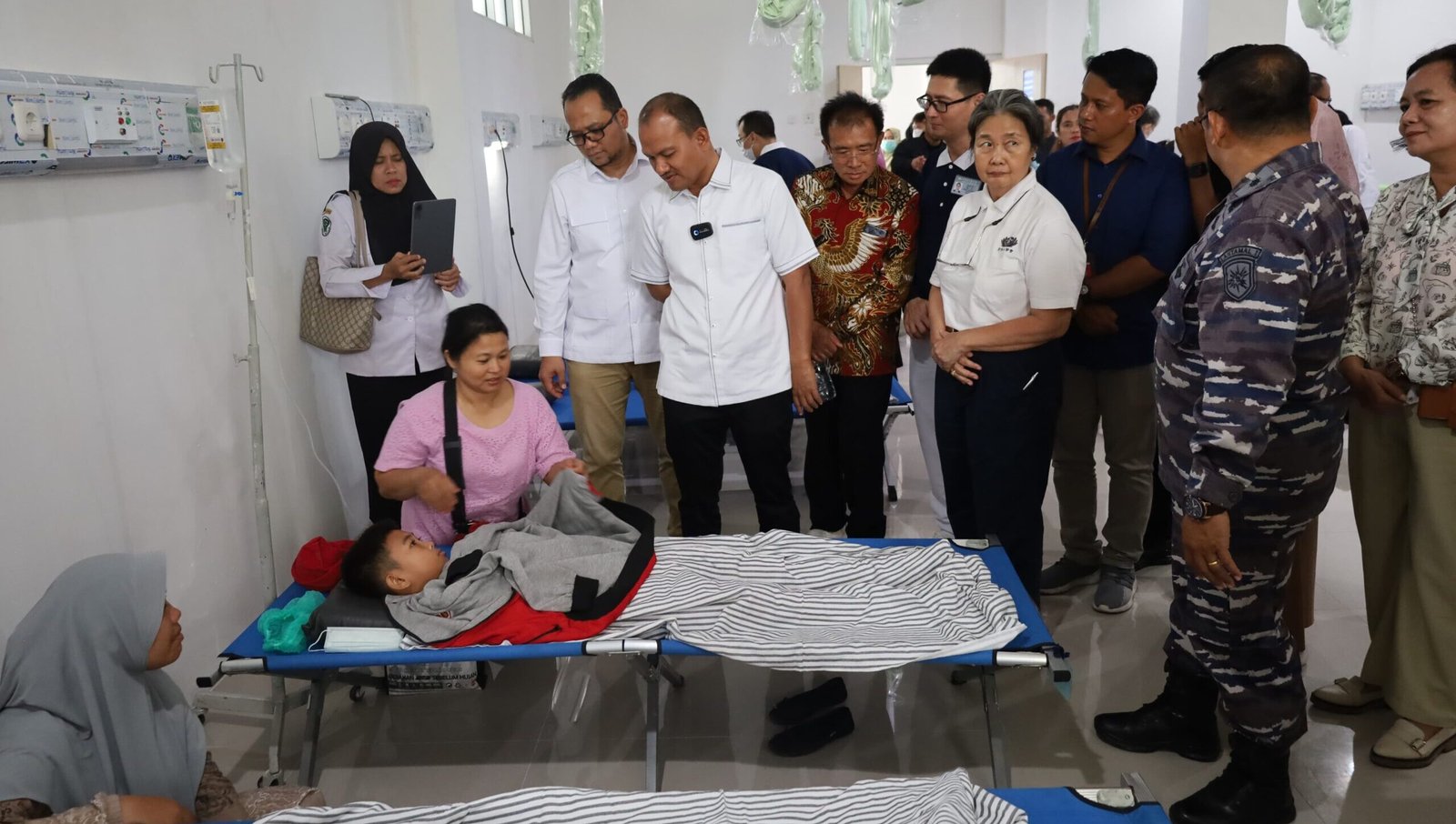 Wali Kota Tanjung Balai menyapa pasien yang mengikuti kegiatan bakti sosial.