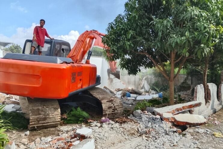 Eksekusi rumah warga saat itu dilakukan dua alat berat excavator dengan merubuhkan lebih dari 10 bangunan yang berdiri di atas lahan tersebut seperti