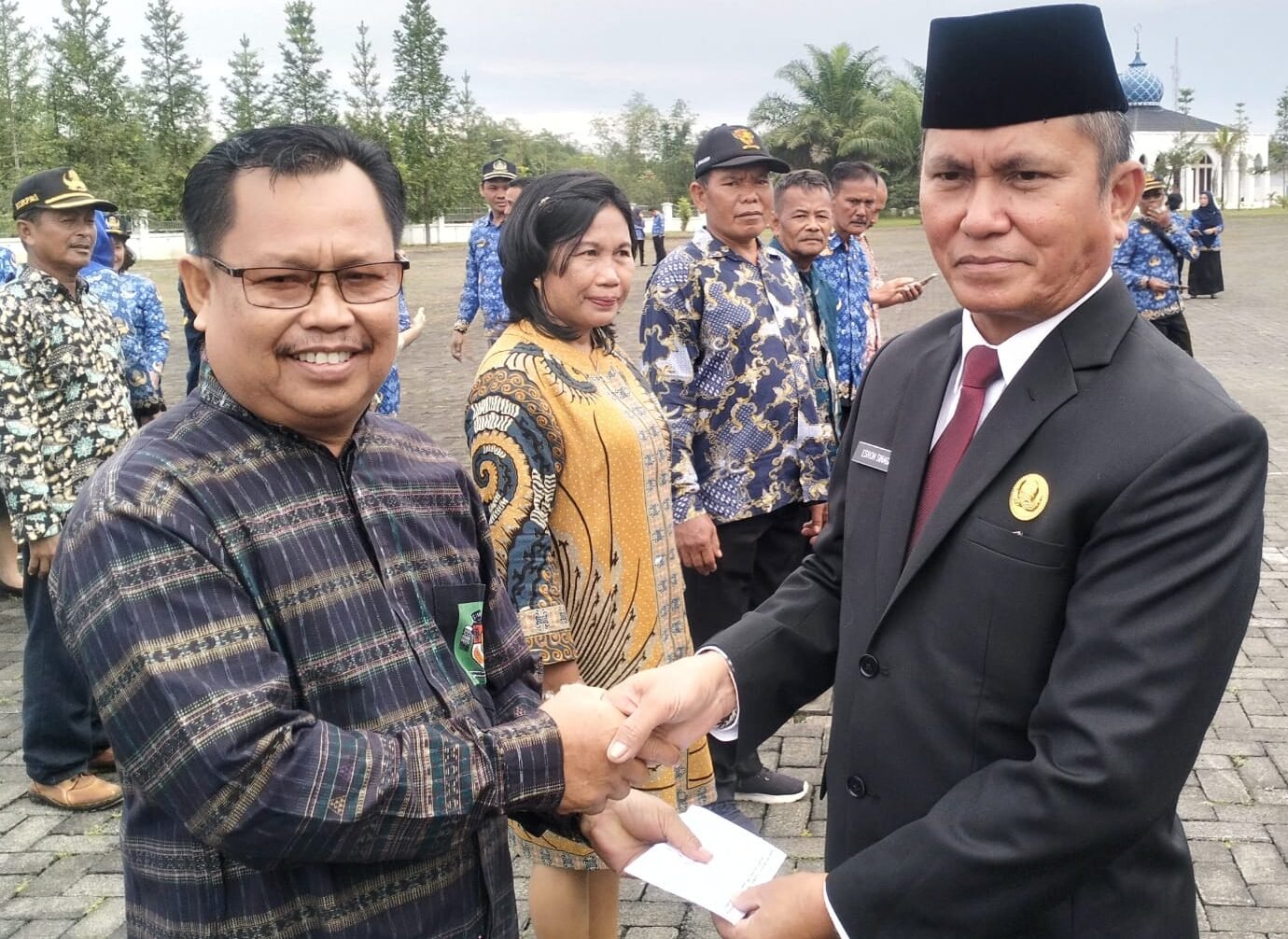 Sekda Simalungun saat memberikan asih Korpri kepada sejumlah ASN.