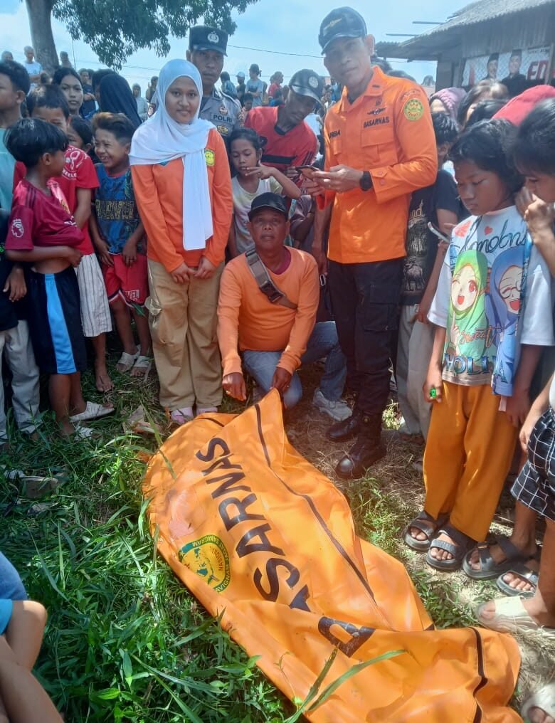 Jenazah korban saat ditemukan oleh tim SAR gabungan di aliran sungai deli.