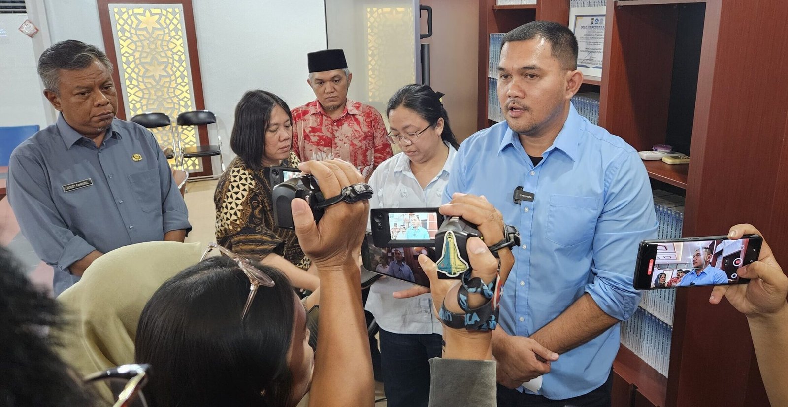 Kepala Dinas Pendidikan Sumatera Utara (Sumut) Alexander Sinulingga menjelaskan tentang Sistem Penerimaan Murid Baru (SPMB) di Sumut, di kantornya, Jumat (2/5).  