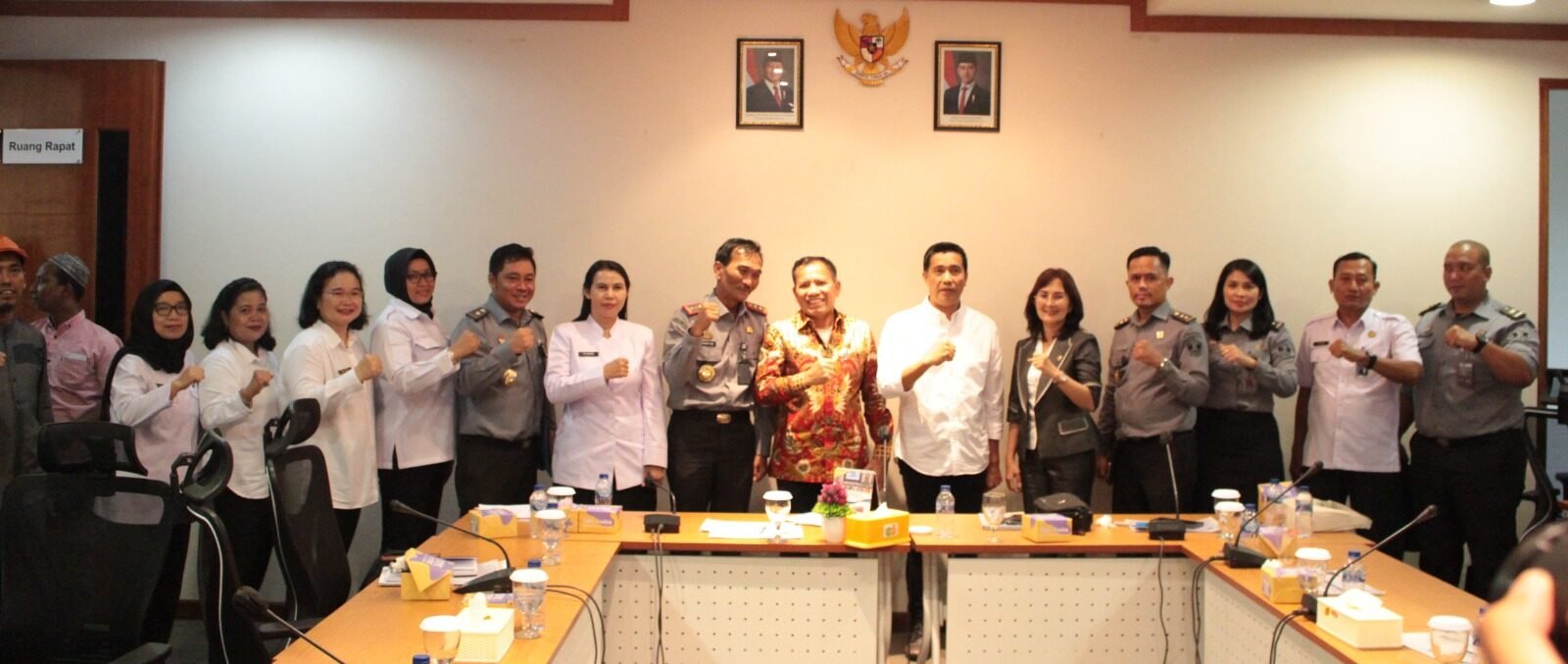 Plh Kepala Kantor Wilayah, Ma’mumfoto bersama A DPRD Provinsi Sumatera Utara usai  menyampaikan paparannya pada capaian kinerjanya selama Triwulan I Tahun 2025. 