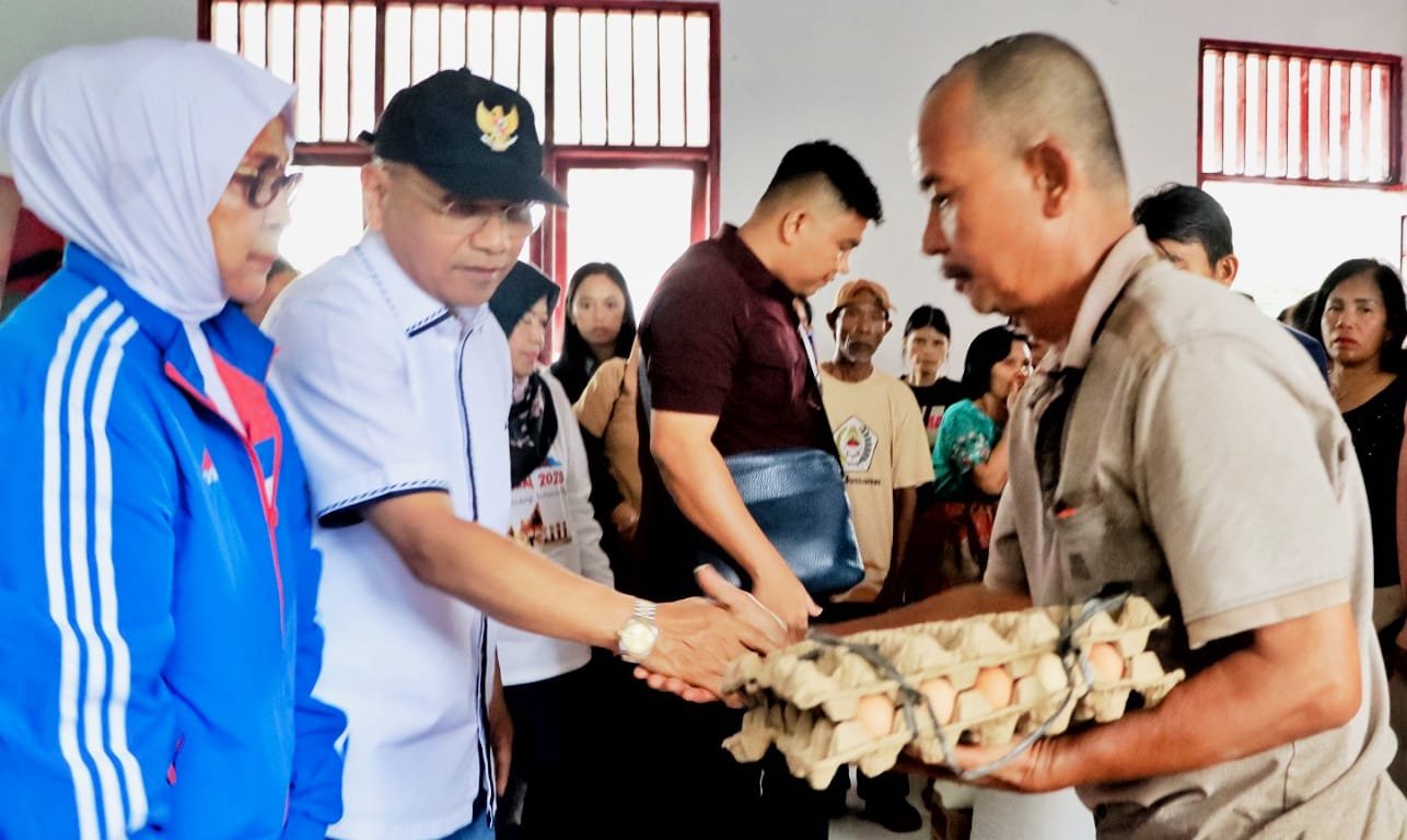 Bupati Simalungun didampingi Ketua TP PKK, Ny Darmawati Anton Achmad Saragih saat serahkan bantuan.