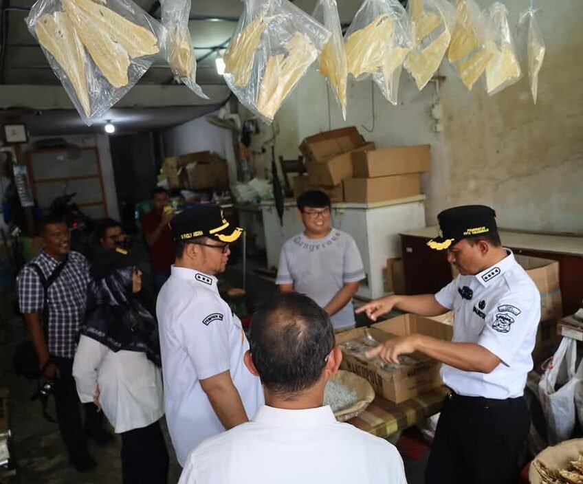 Mahyaruddin Salim pantau pedagang ikan asin di pasar veteran.
