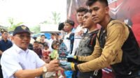 Bupati Simalungun Anton Achmad Saragih serahkan hadiah kepada pemenang lomba..
