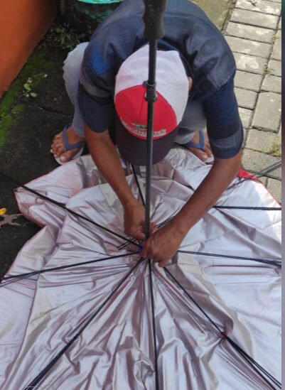 Eko Budiyono (56) saat mereparasi payung di Perumahan Wiyoro The Residence Banguntapan, Rabu (28/5/2025).