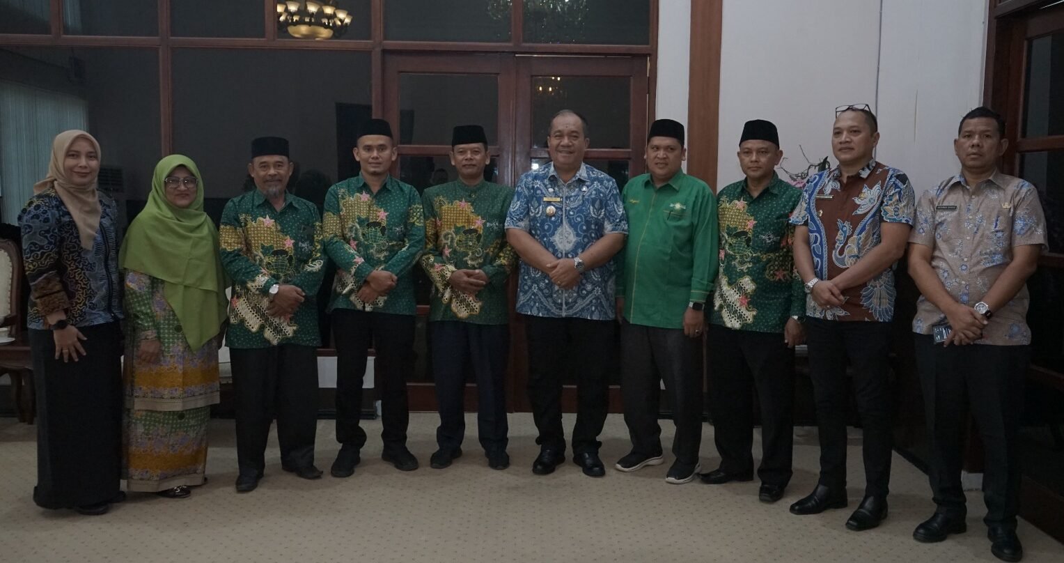 Taufik Zainal Abidin Siregar bersama pengurus PC NU Asahan