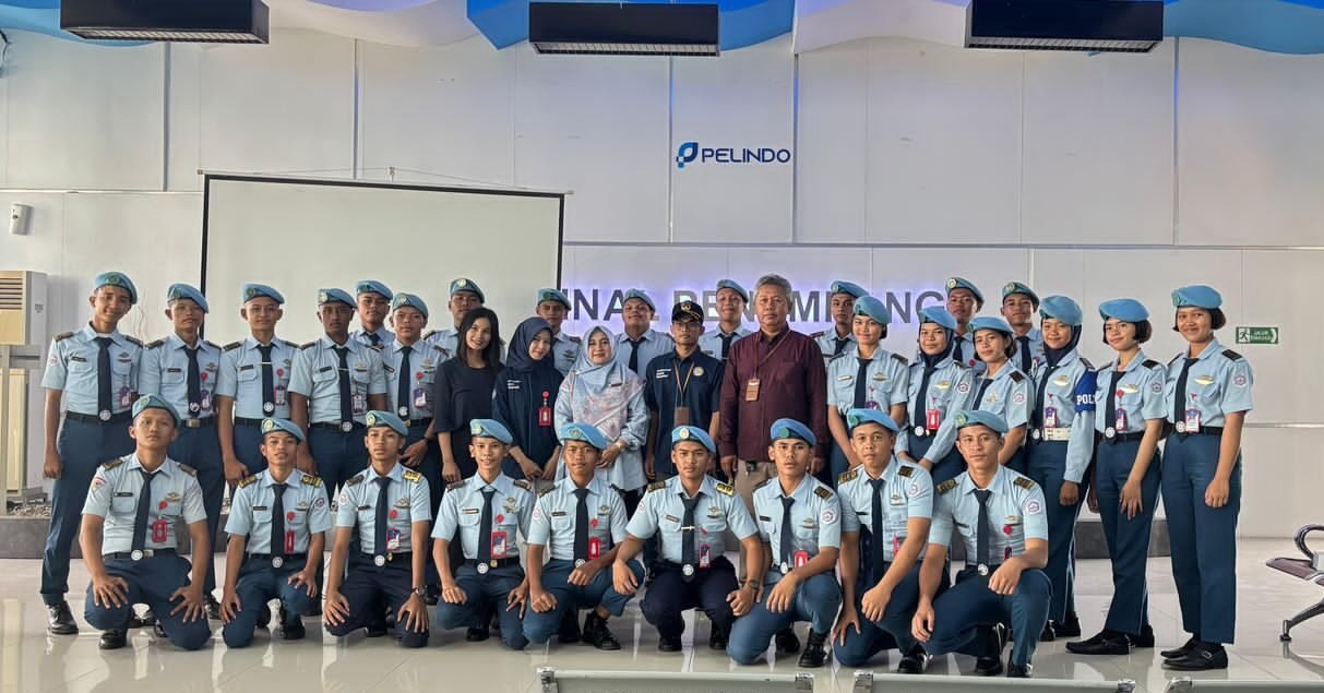 PT Pelindo Regional 1 Belawan menerima kunjungan SMK Teknik Tekno Nusantara di Terminal Penumpang Bandar Deli, Pelabuhan Belawan.