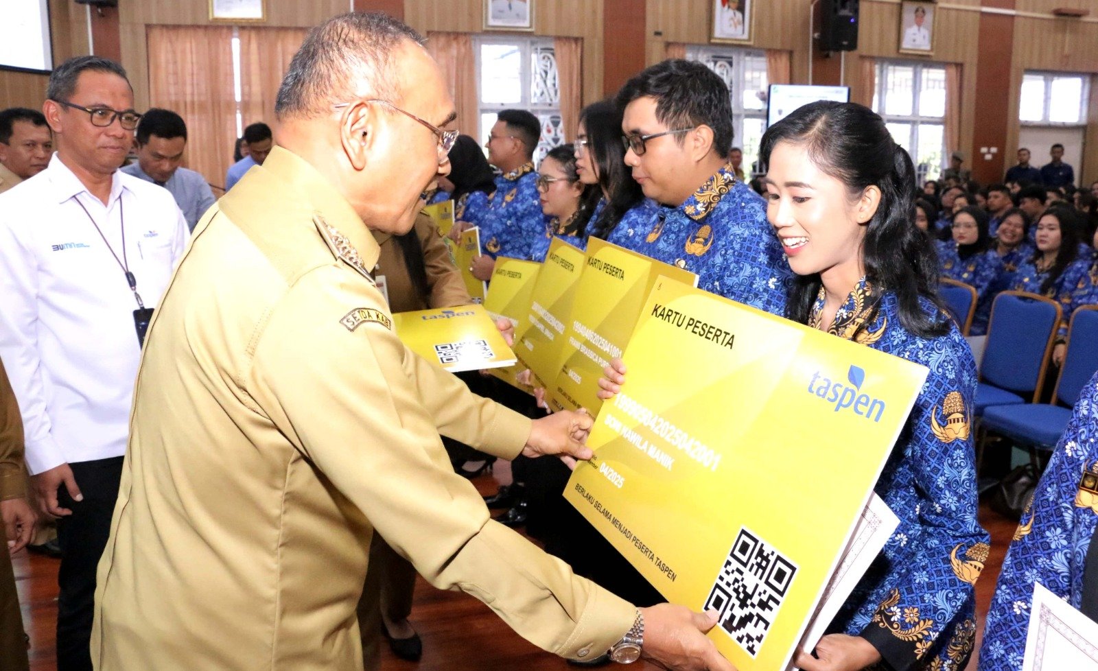 Bupati Simalungun Anton Achmad Saragih serahkan SK Pengangkatan CPNS di Lingkungan Pemkab Simalungun Formasi Tahun 2024.