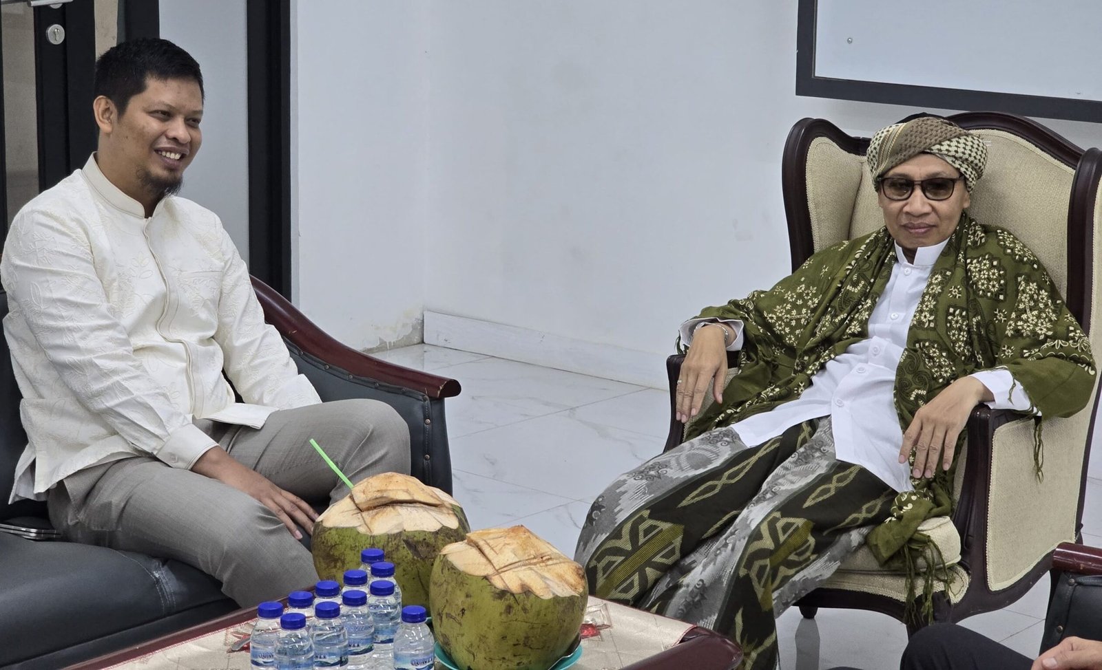 Pemimpin Lembaga Pengembangan Dakwah (LPD) Al Bahjah, Buya Yahya (kanan) dan Presiden Komisaris TMMS, Wimba Prambada (kiri).