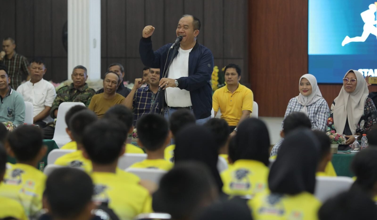 Taufik Zainal Abidin Siregar, beri semangat kepada 200 pelajar untuk meriahkan Festival Fun Run Sumut 2025.