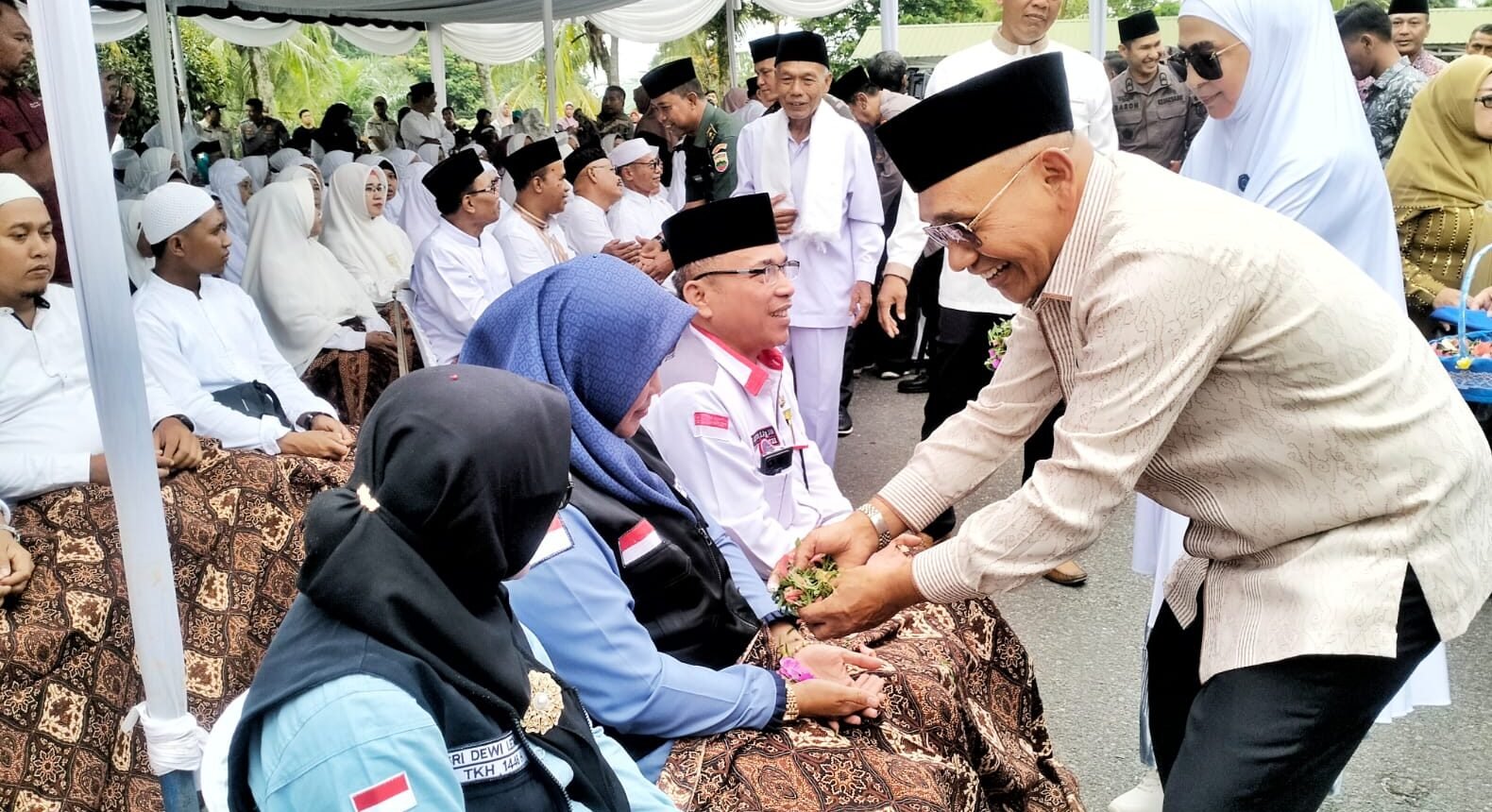Bupati Simalungun saat tepung tawari 212 Jamaah  Calhaj Tahun 1446 H/2025 M. *Foto/ IMC/Net#