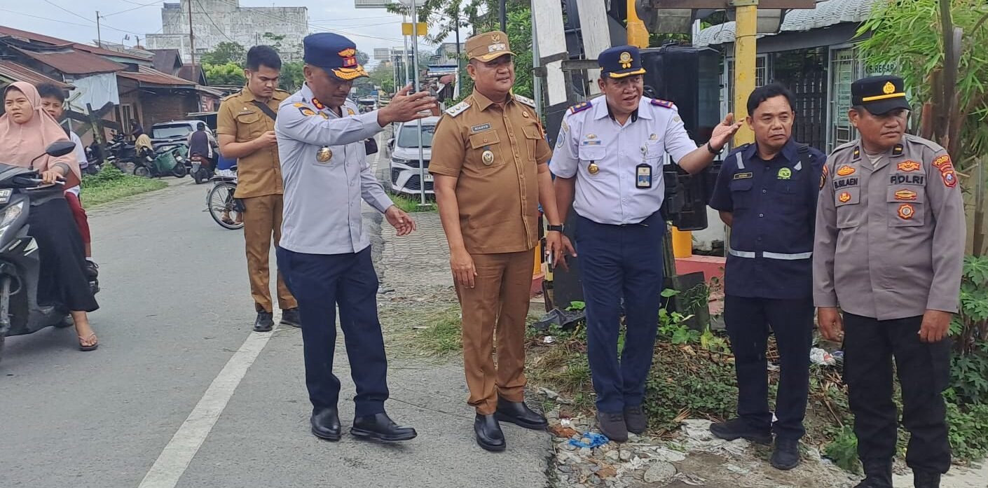 Rianto melihat langsung kondisi palang yang dibangun*.