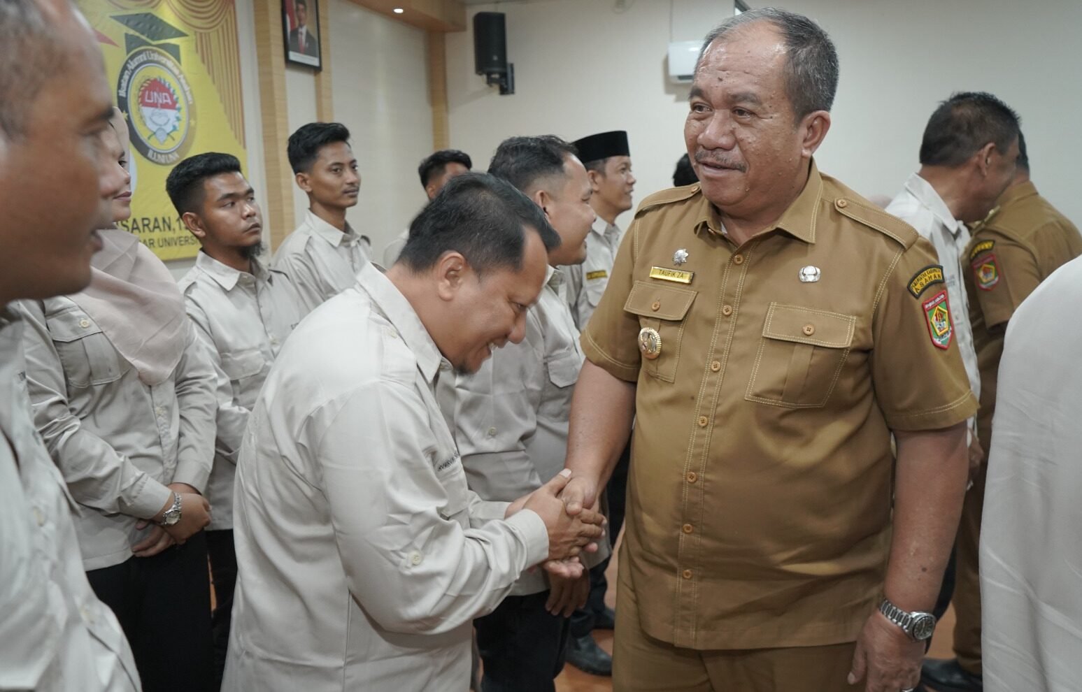 Bupati Asahan Taufik Zainal Abidin Siregar, salami dan ucapkan selamat kepada Pengurus DPP IKA . *Foto/IMC/Sol#