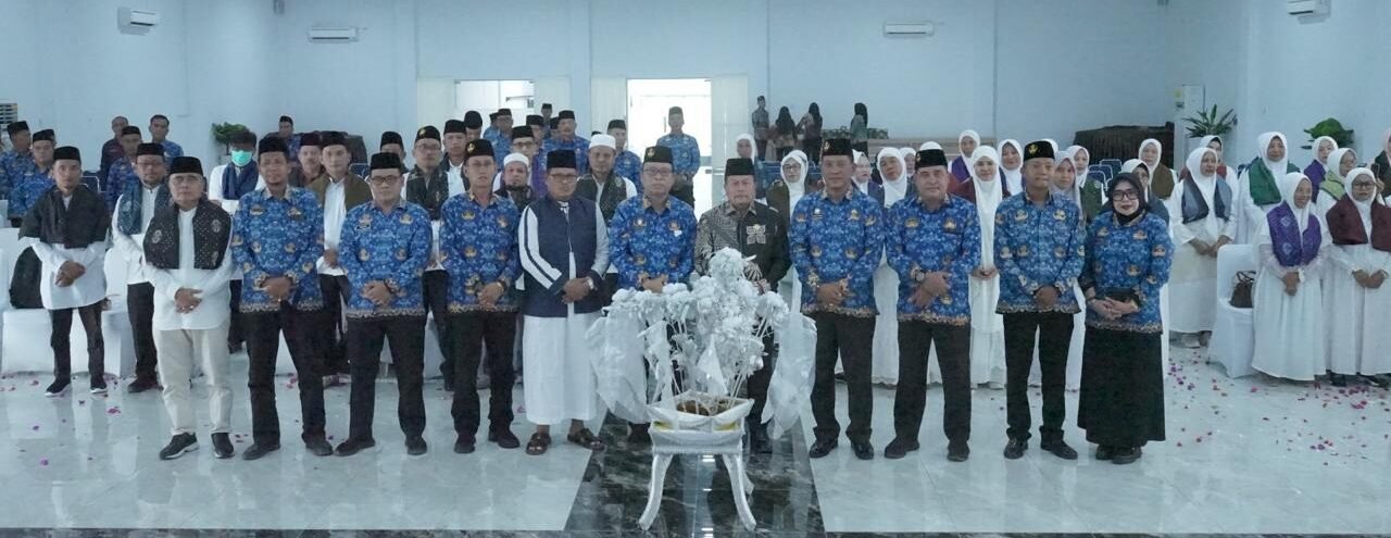 Asisten Administrasi Umum Setdakab Asahan Muhilli Lubis bersama 50 orang calon haji Anggota KORPRI Kabupaten Asahan.