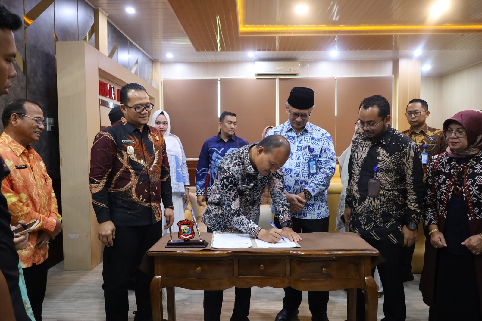 Mahyaruddin Salim mewakili Pemko Tanjung Balai tanda tangani kerjasama dengan Rektor Universitas Medan Area Dadan Ramdan terkait peningkatan S SDM.