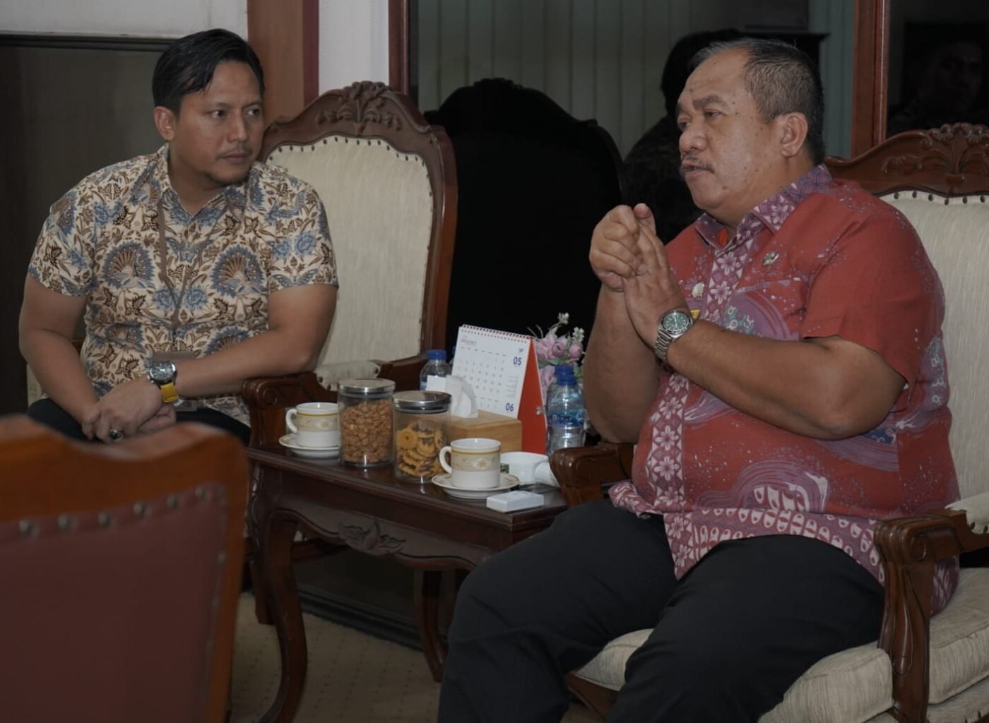 Pimpinan Cabang BULOG Asahan, Gusdi Prasmana dengarkan paparan Bupati Taufik Zainal Abidin.