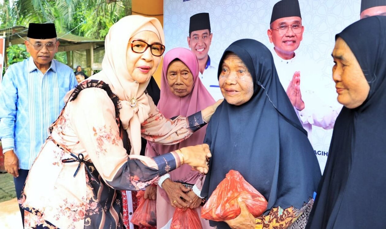 Ketua TP PKK Simalungun Ny.Darmawati Anton Achmad Saragih saat bagikan daging kurban.