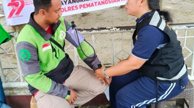 Polres Pematangsiantar melalui Si Dokkes saat lakukan pemeriksaan kesehatan gratis bagi para pengemudi Ojek Online.