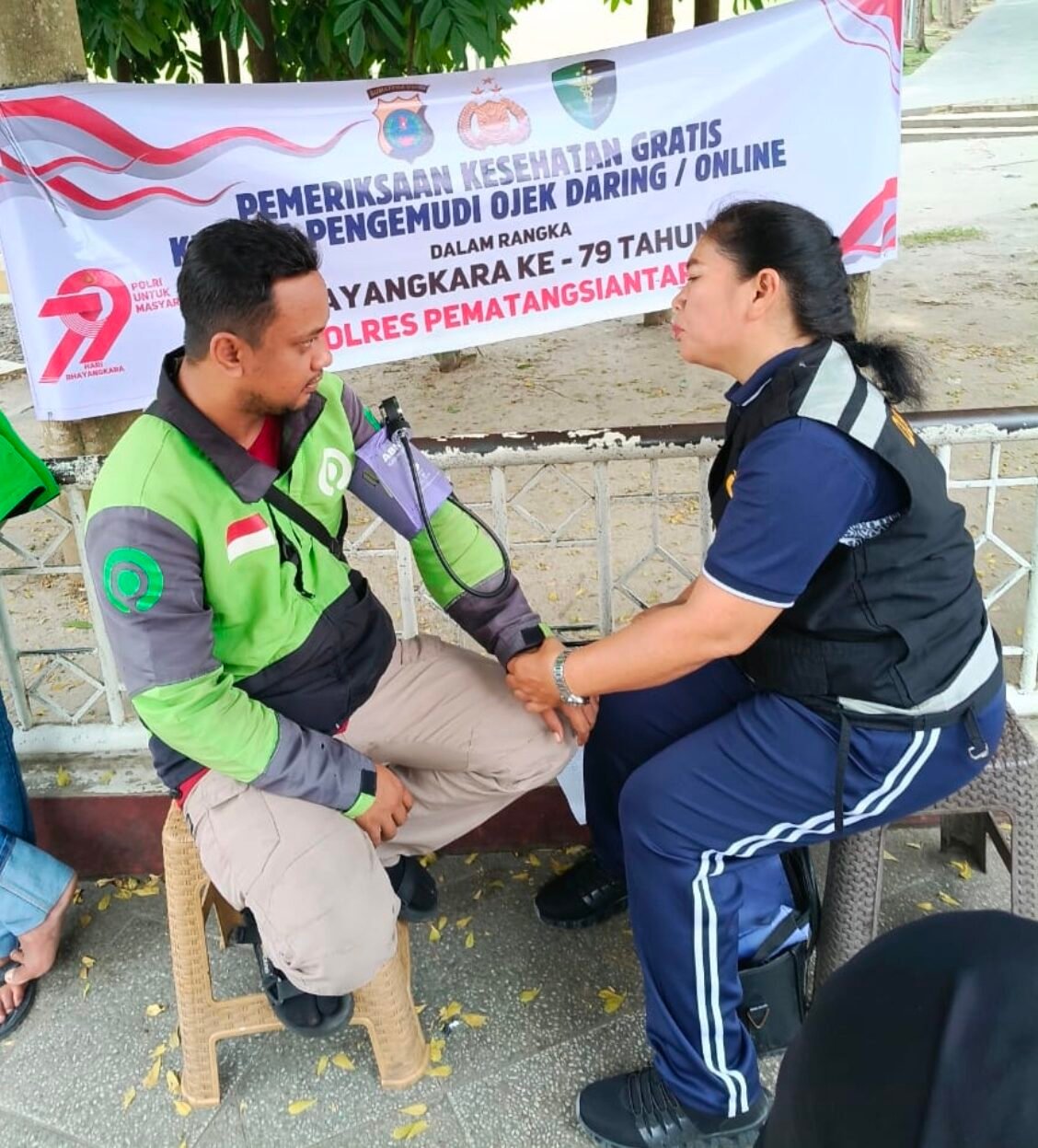 Polres Pematangsiantar melalui Si Dokkes saat lakukan pemeriksaan kesehatan gratis bagi para pengemudi Ojek Online.