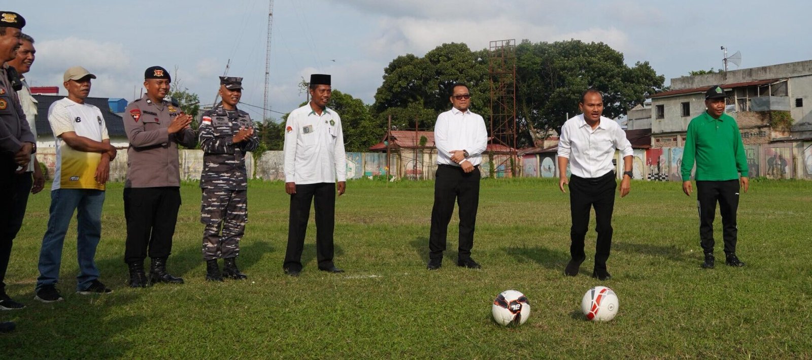 Wali Kota Tanjung Balai, Mahyaruddin Salim lakukan tendangan pertama.